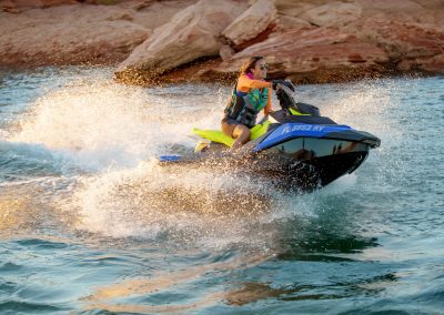 Frau fährt Jetski mit Sicherheitsweste